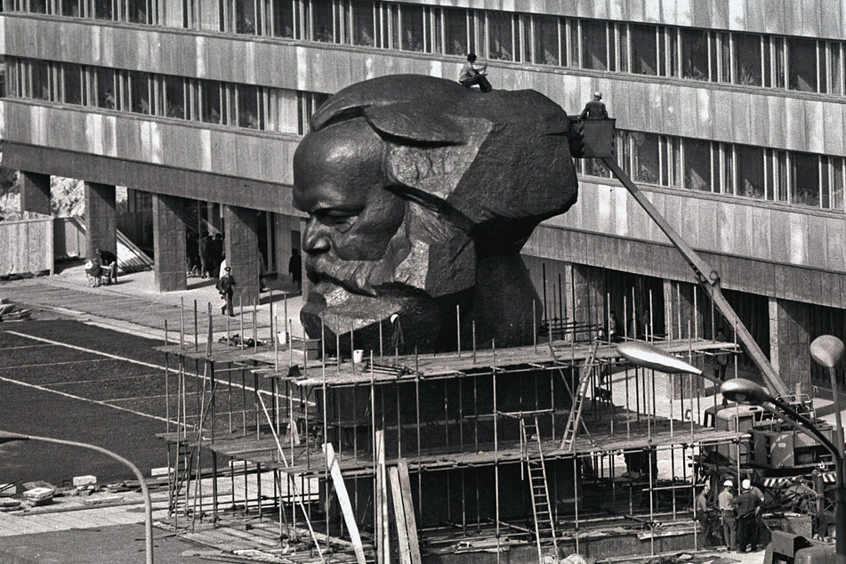 Der 40 Tonnen schwere Bronzekopf wurde 1971 von Arbeitern des VEB Germania aus 95 Einzelteilen zusammengeschweißt.