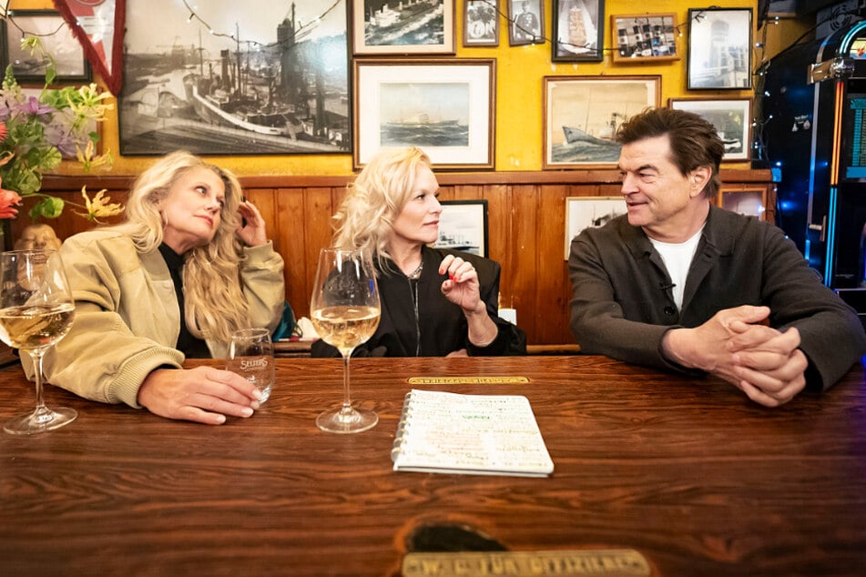 Barbara Schöneberger (52, l.) und Sänger Campino (64) sind die ersten Gäste von Ina Müller (60) in der neuen Staffel von "Inas Nacht".