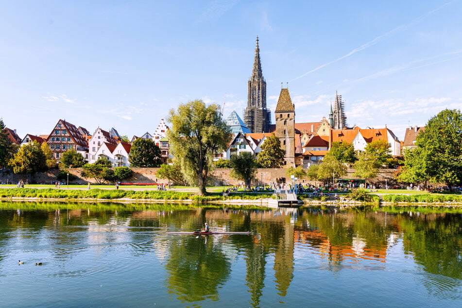 In Ulm hat die Donau eine solche Wassertiefe, dass Heß drin schwimmen kann.