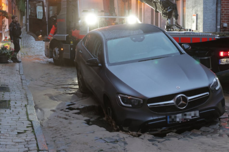 Wasserrohrbruch: Mercedes bricht in unterspülte Straße ein