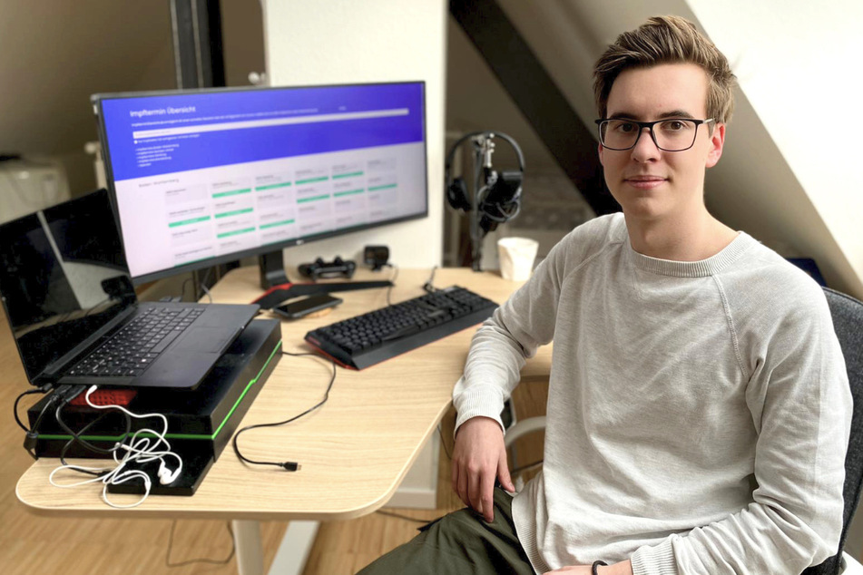 Julian Ambrozy (17) sitzt vor einem Computer. Der Schüler hat die Seite impfterminübersicht.de programmiert.