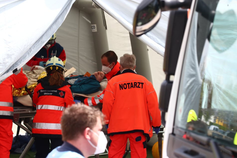 Einsatzkräfte versorgen einen "Verletzten". Simuliert wurde eine Amok-Lage in einem Reisebus.