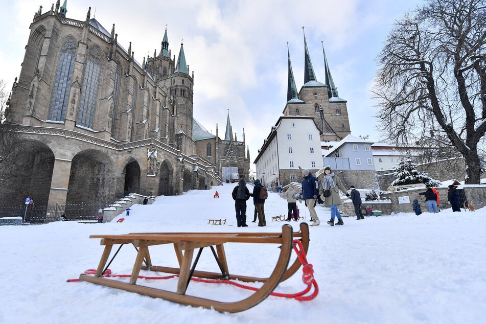 Ab 10. Februar wurde die verschneite und vereiste Treppenanlage in Erfurt, die über 70 langen Stufen zum Mariendom führt, für Ski- und Rodelfahrten gesperrt.