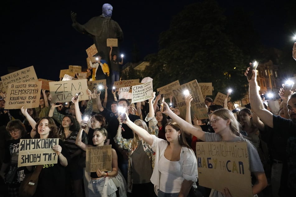 Teilnehmer halten Transparente während einer Demonstration gegen ein Gesetz, das die Unabhängigkeit von Antikorruptionsorganen beschränkt.