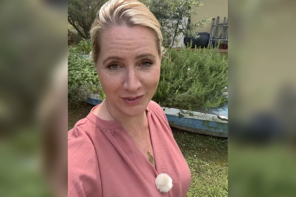 Die ehemalige "Tagesschau"-Sprecherin präsentiert in ihrem Video auch ein Beet, angelegt in einem alten Schiffswrack.