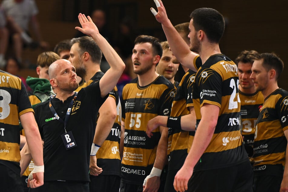 Große Auswahl: Coach André Haber (40, l.) hat alle Mann fit an Bord.