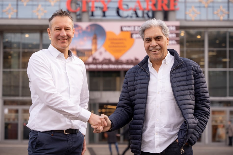 Center-Manager Guido Reuter (l.) und KFC-Franchisenehmer Jasvir Singh (r.) freuen sich über die Vereinbarung eines neuen Restaurants.