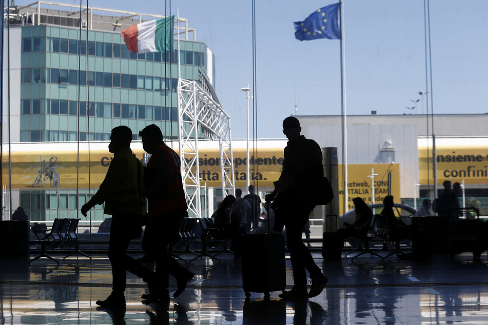 Passagiere gehen im Flughafen Leonardo da Vinci. Italien darf seine in der Corona-Krise unter Druck geratenen Konzerne mit insgesamt 44 Milliarden Euro unterstützen.