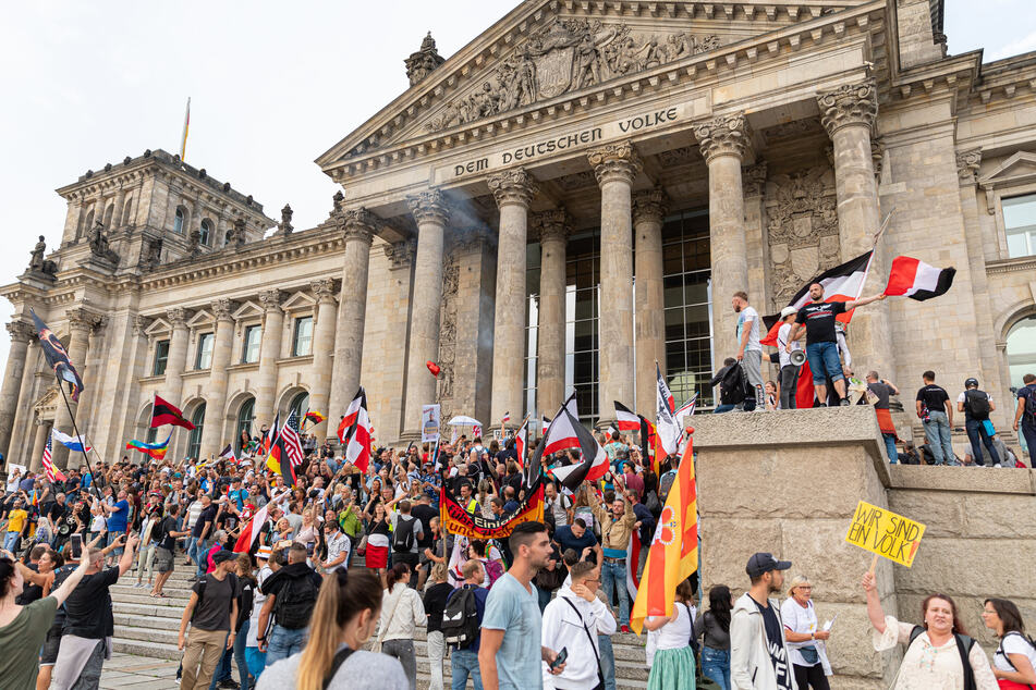 Teilnehmer einer Kundgebung gegen die Corona-Maßnahmen stürmten Ende August die Stufen des Reichstagsgebäudes. Der Großteil der Deutschen ist aber zufrieden mit den staatlichen Corona-Schutzmaßnahmen.