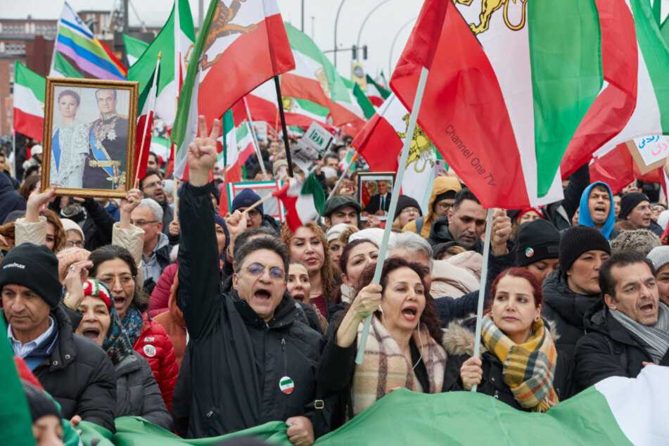 Rund tausend Menschen demonstrieren in Hamburg für Freiheit im Iran