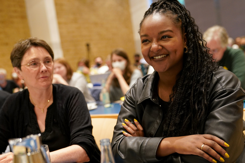 Aminata Touré (29, r. Bündnis 90/Die Grünen), Ministerin für Soziales, Jugend, Familie, Senioren, Integration und Gleichstellung, und Monika Heinold (63, Bündnis 90/Die Grünen), stellvertretende Ministerpräsidentin und Finanzministerin von Schleswig-Holstein.