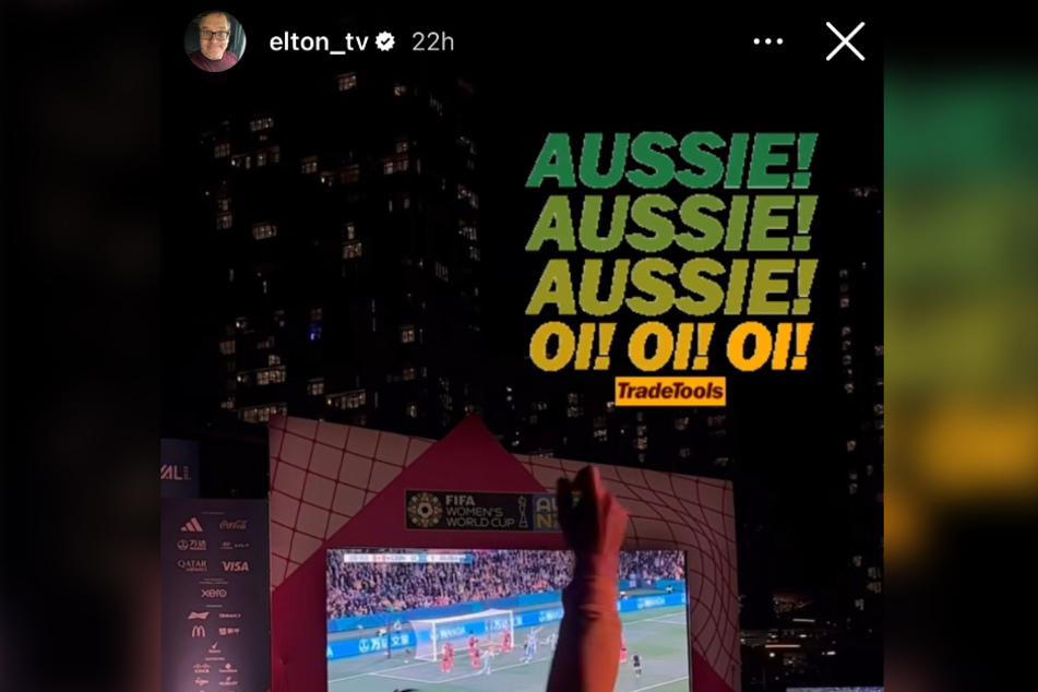 Elton hielt voll darauf, als Hayley Raso (28) das 2:0 für Australien gegen Kanada machte und teilte es in seiner Instagram-Story.