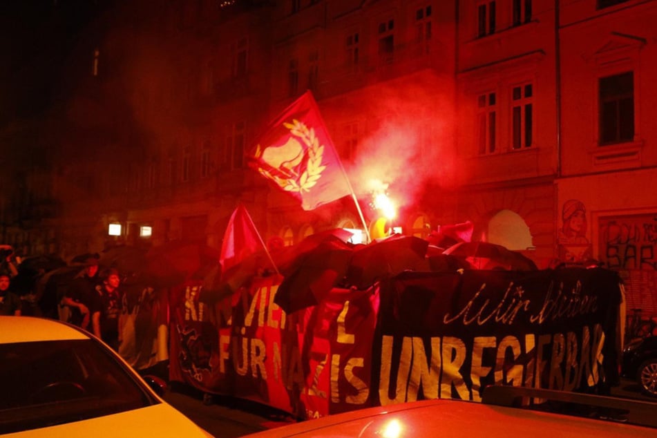 Dresden: Nach Landtagswahl: Antifa zieht durch Dresdner Neustadt!