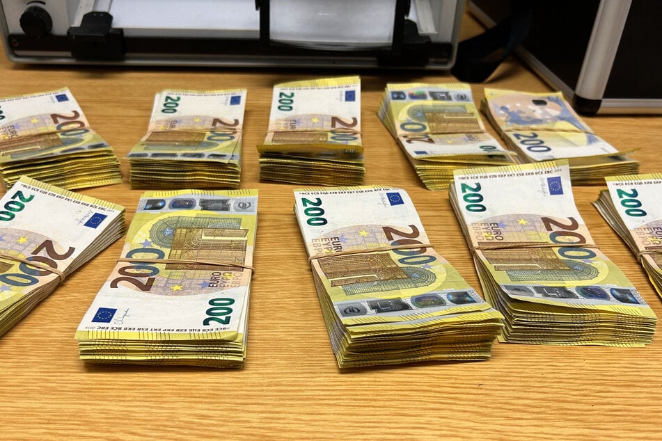 Insgesamt 100.000 Euro in säuberlich gebündelten 200-Euro-Scheinen haben die Zollbeamten am Würzburger Hauptbahnhof sichergestellt.