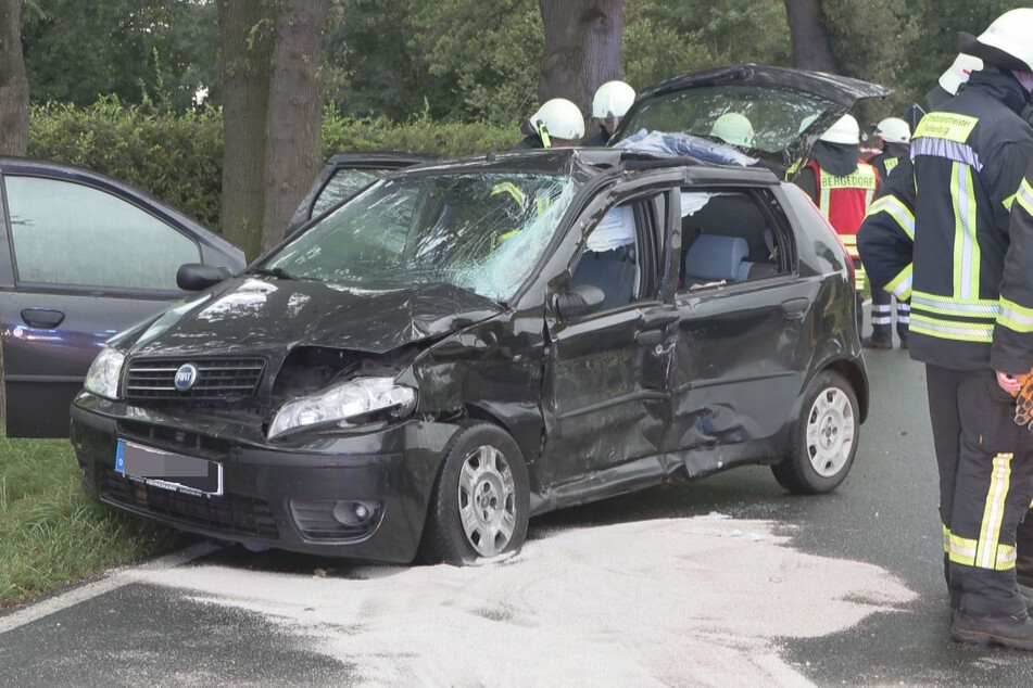Die Fahrerseite des Wagens der 18-Jährigen wurde so beschädigt, dass die Verletzte über die Beifahrerseite befreit werden musste.