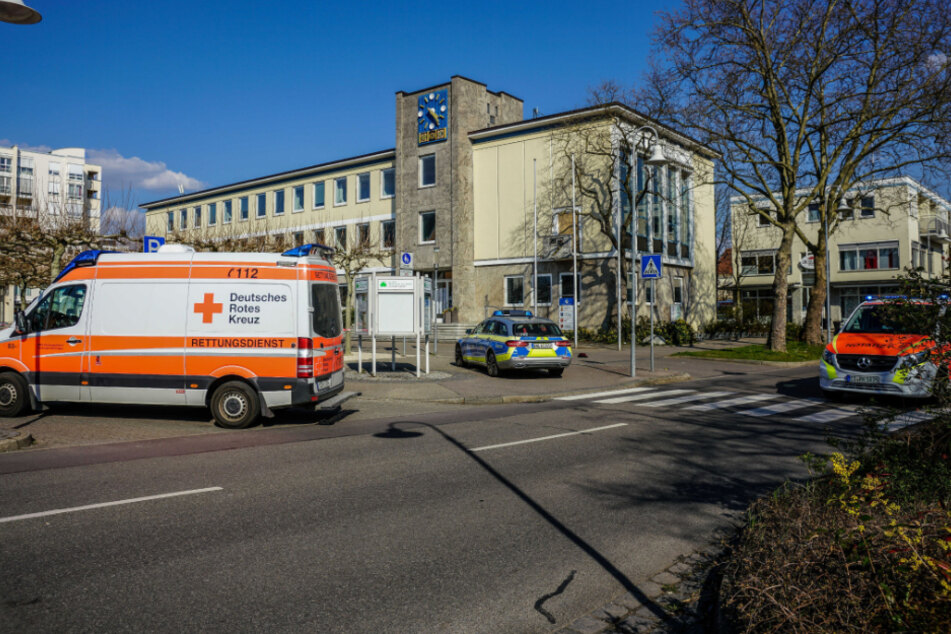 Einsatzkräfte am Samstag vor dem Bahnhof.