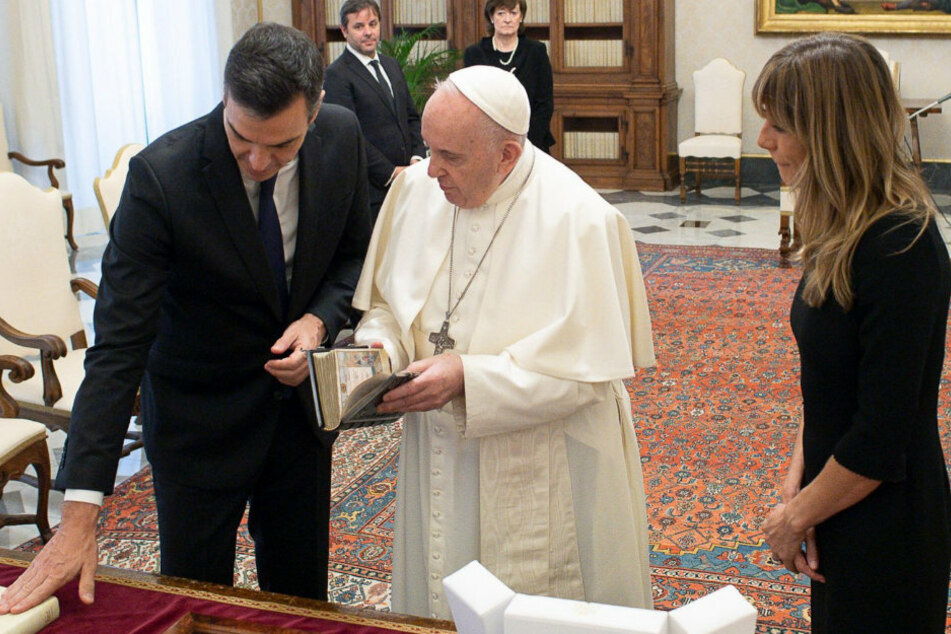 Auf seinem Twitter-Account präsentierte Spaniens Ministerpräsident Pedro Sánchez (l.) stolz ein Bild vom Treffen mit dem Papst. Auch Sánchez' Ehefrau (r.) war mit dabei.