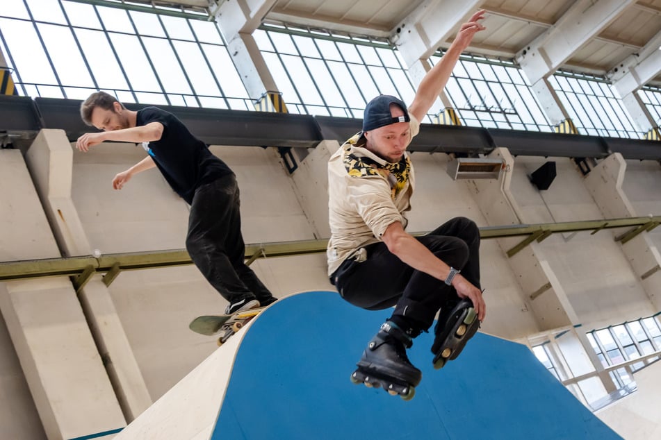 Maximilian Malner (27, l.) und Denis Wolf (37) testen schon einmal die neue Anlage.