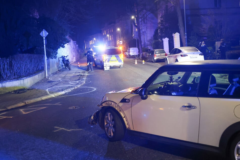 Durch den Zusammenstoß mit einem Auto wurde der junge Motorradfahrer (17) schwer verletzt.