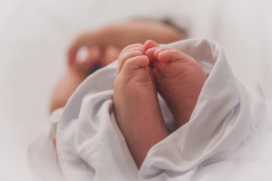 Die Vorteile beim Baby pucken können mehr Ruhe, Entspannung und Schlaf sein.