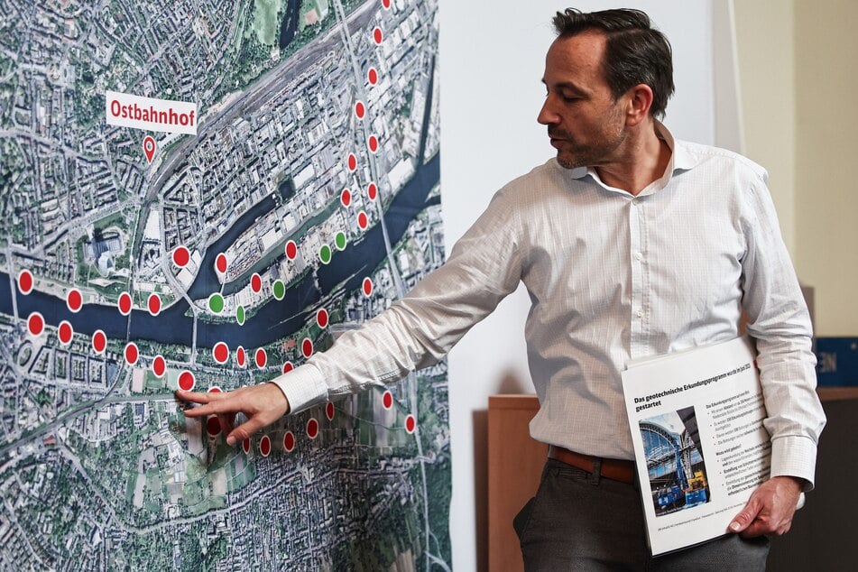 Rainer Haschke, Leiter der Bautechnik, stellt das Projekt vor.