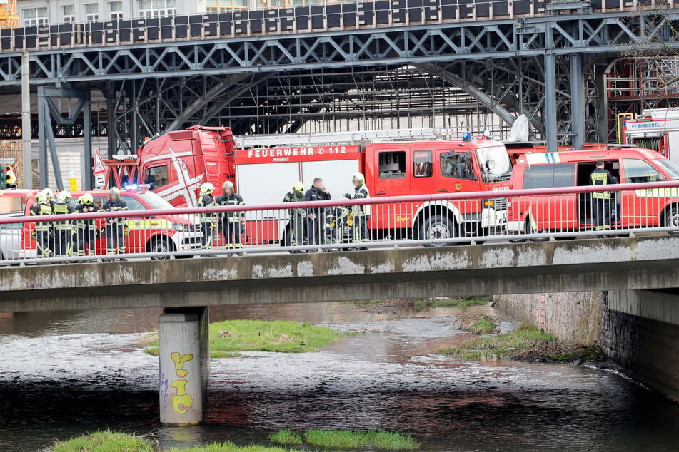 Auf der B95-Brücke an der Annaberger Straße standen am späten Freitagnachmittag mehrere Feuerwehrautos.