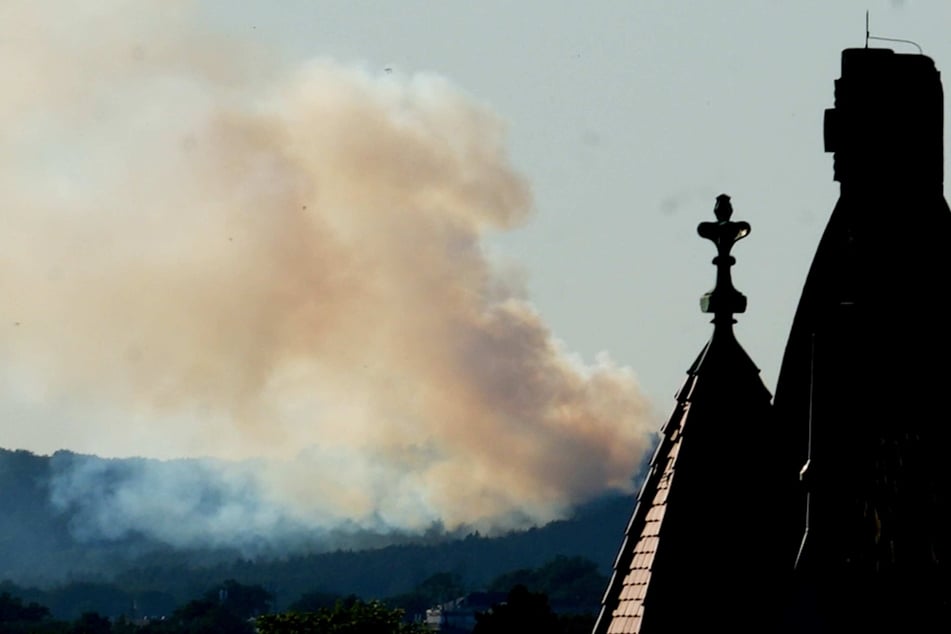 Die Rauchwolke war am Montagabend über Teilen der Stadt zu sehen.