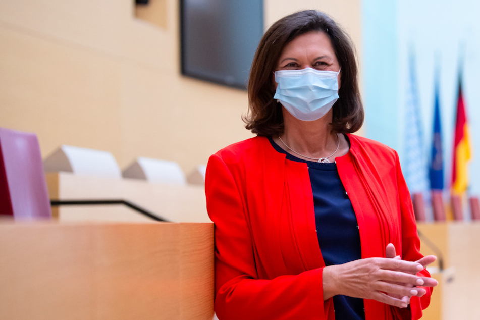 Ilse Aigner (55, CSU), Präsidentin bayerischer Landtag, trägt im Landtag einen Mundschutz.