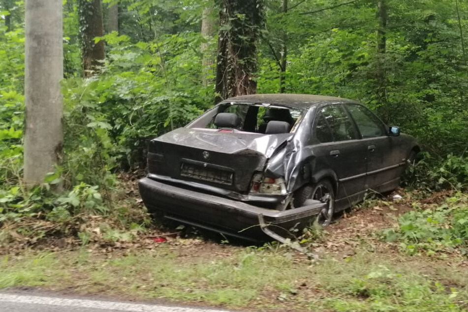 Das Auto kam am Straßenrand zum Stehen.