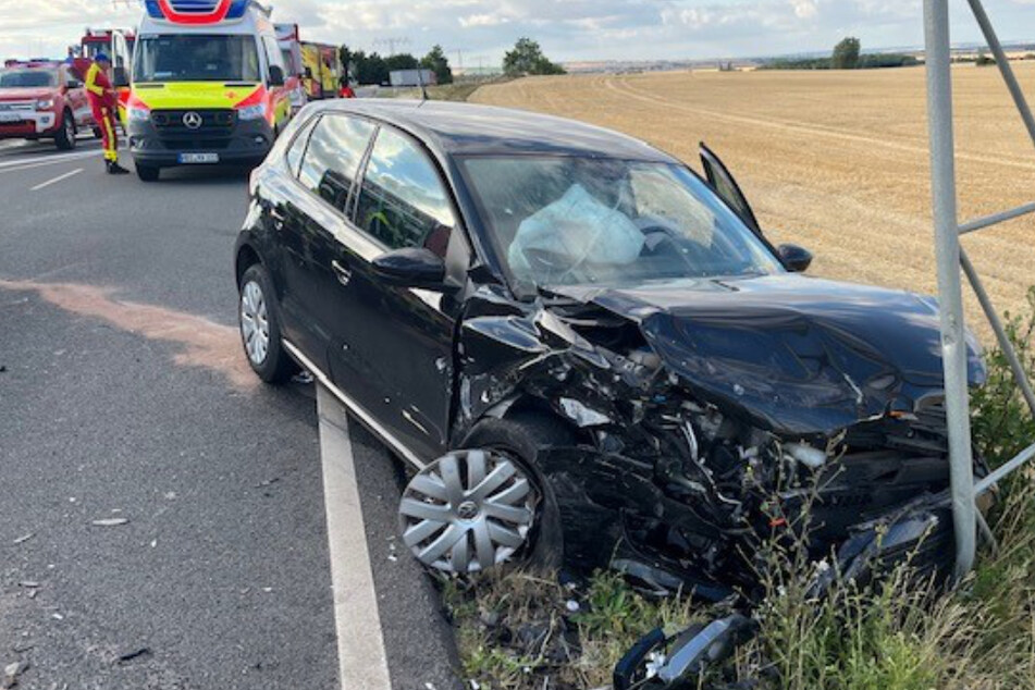 Autos völlig zerstört: Zwei Verletzte nach Crash auf Bundesstraße