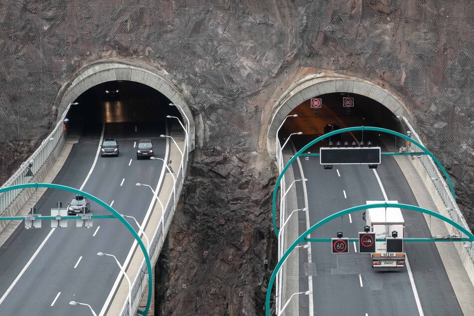 So schön wie aus diesem Archivbild fließt der Verkehr am Coschützer Tunnel derzeit nicht, dafür das Wasser nach einem Rohrbruch.