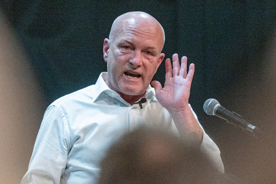 Joachim Wolbergs, ehemaliger Oberbürgermeister von Regensburg, spricht bei einem Infoabend vor Beginn seines neuen Prozesses.