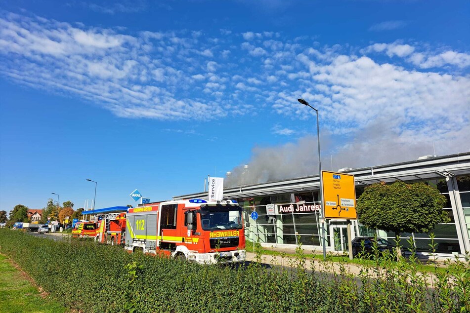 Im Autohaus Muldental in Grimma ist es am Montag zu einem Brand gekommen.