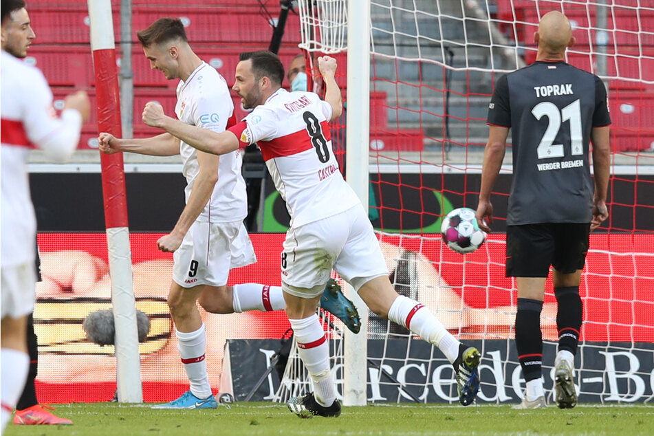 Sasa Kalajdzic (l.) und Gonzalo Castro (Mitte) bejubeln den VfB-Siegtreffer.