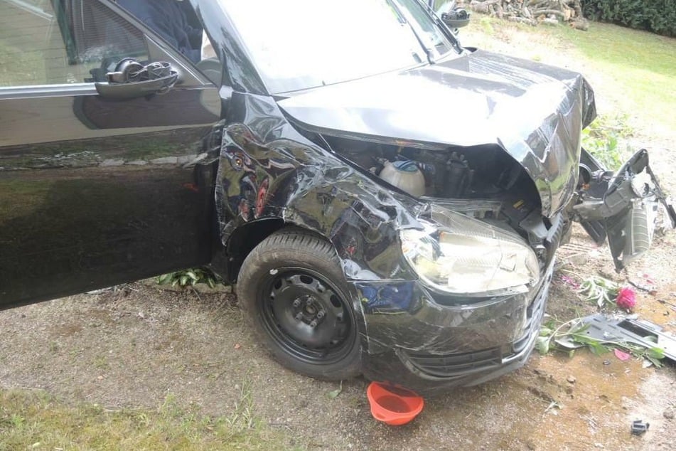 Der Skoda ist gegen mehrere Hindernisse geprallt.