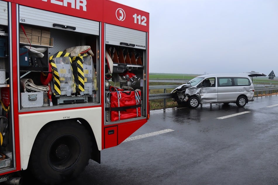 Die Feuerwehr in Gangelt (Kreis Heinsberg) ist am Samstag zu einem Verkehrsunfall auf der B56 alarmiert worden. Die Unfallursache ist bislang unklar.