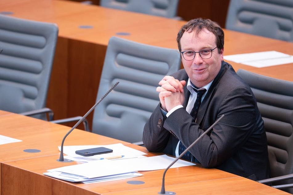 Radwege statt Flughäfen: NRW-Verkehrsminister Krischer kritisiert Gesetzentwurf des Bundes scharf