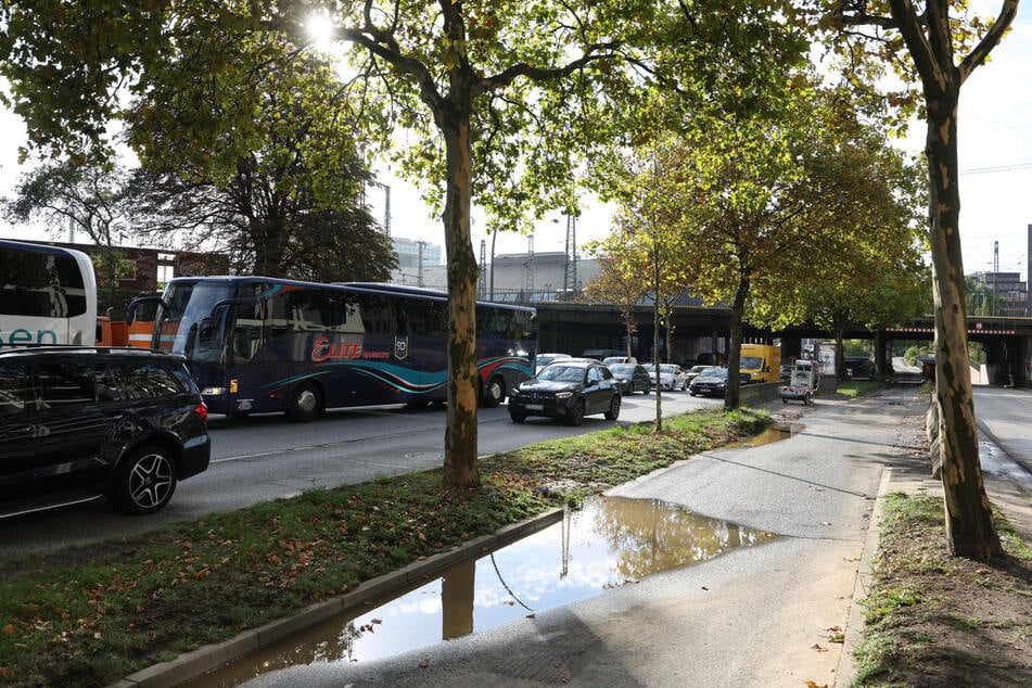 Die beiden Rohrbrüche sorgen für Verkehrschaos.
