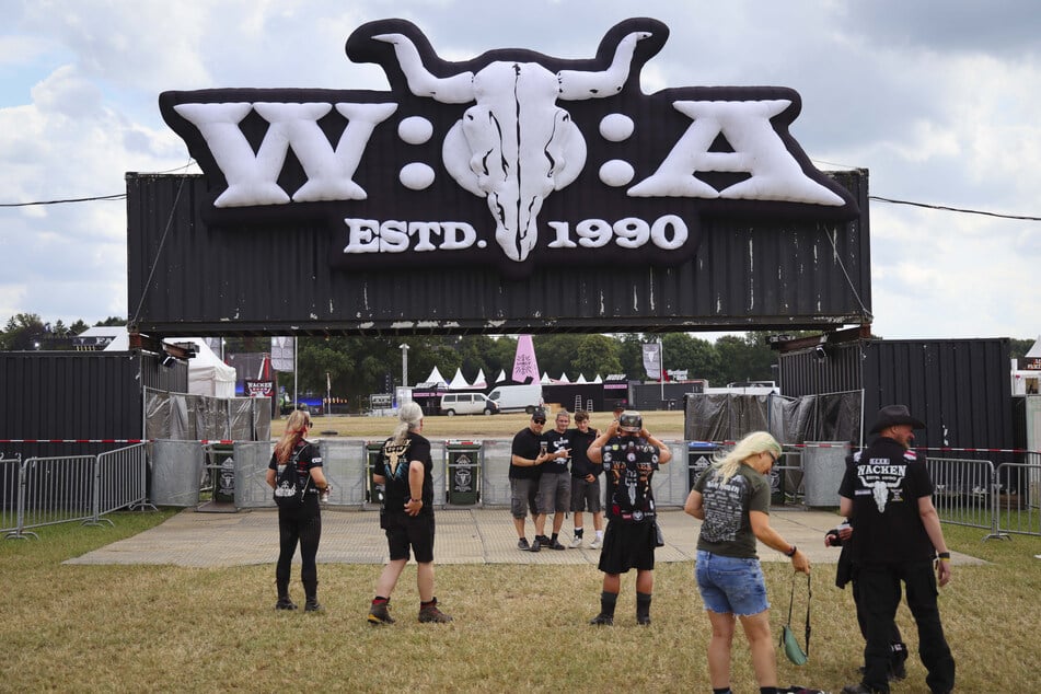 Bereits am Dienstag fotografierten sich Festivalbesucher bei der Anreise vor dem Logo des Wacken Open Air (W:O:A).