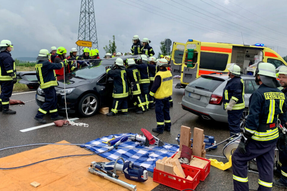 Da war das Dach noch dran: Die Wehren befreien den 39-Jährigen aus seinem Fahrzeug.