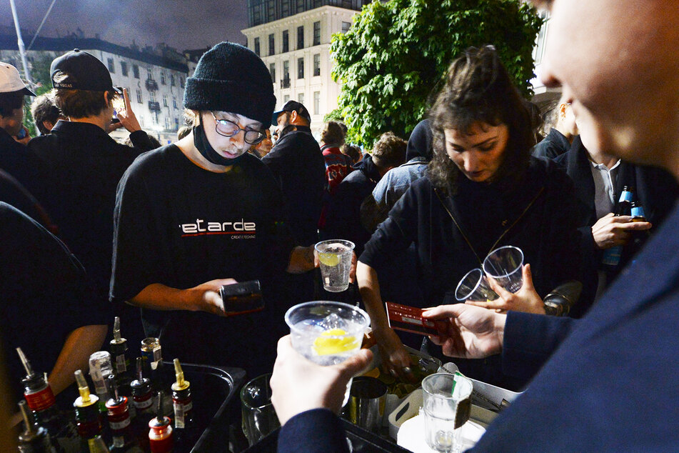 Menschen versammeln sich und feiern. Bars, Clubs und andere Einrichtungen in Polen werden nach sieben Monaten Schließung wieder geöffnet.