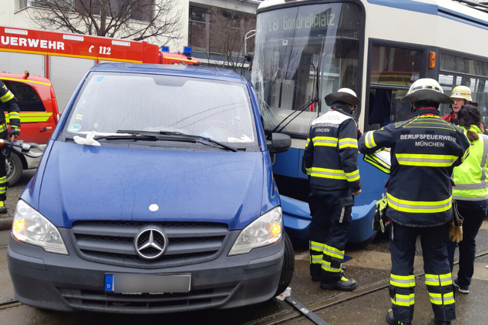 Die Feuerwehr ist an der Unfallstelle auf der Landsberger Straße im Einsatz.