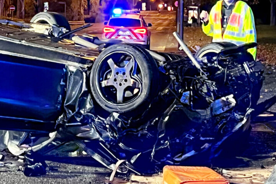 Der Mercedes CLS des Angeklagten wurde bei dem Unfall in Wiesbaden vollkommen zerstört.
