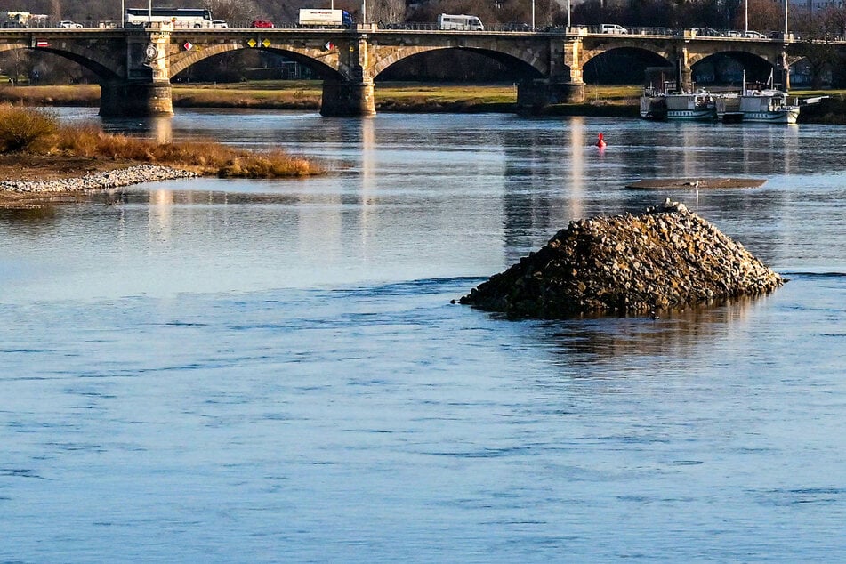 Der niedrige Elbpegel behindert den Abtransport des Schutthaufens im Bereich der einstigen Carolabrücke.