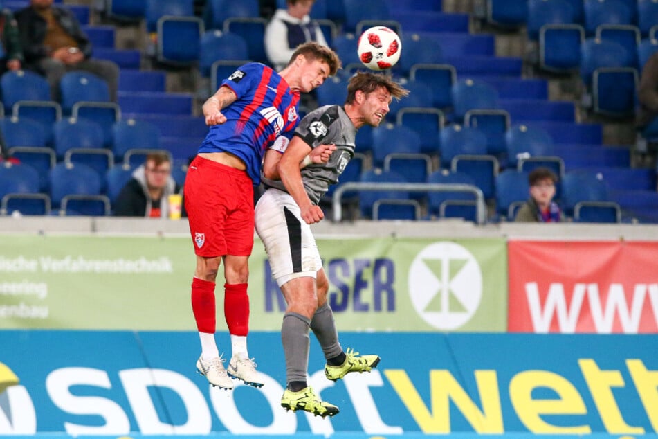 Mario Erb (l., hier noch für den KFC Uerdingen) zeigte vollen Einsatz für seine Mannschaft. Hier im Zweikampf mit Zwickaus Ronny König. (Archiv)