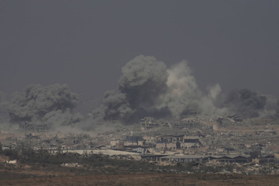 Rauch steigt von einer Explosion im nördlichen Gazastreifen auf, vom Süden Israels aus gesehen. (Archivfoto)
