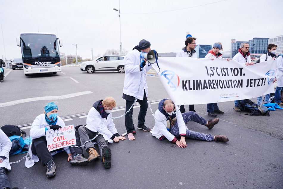 Die protestierenden Wissenschaftler setzen sich gemeinsam für den Klimaschutz ein.