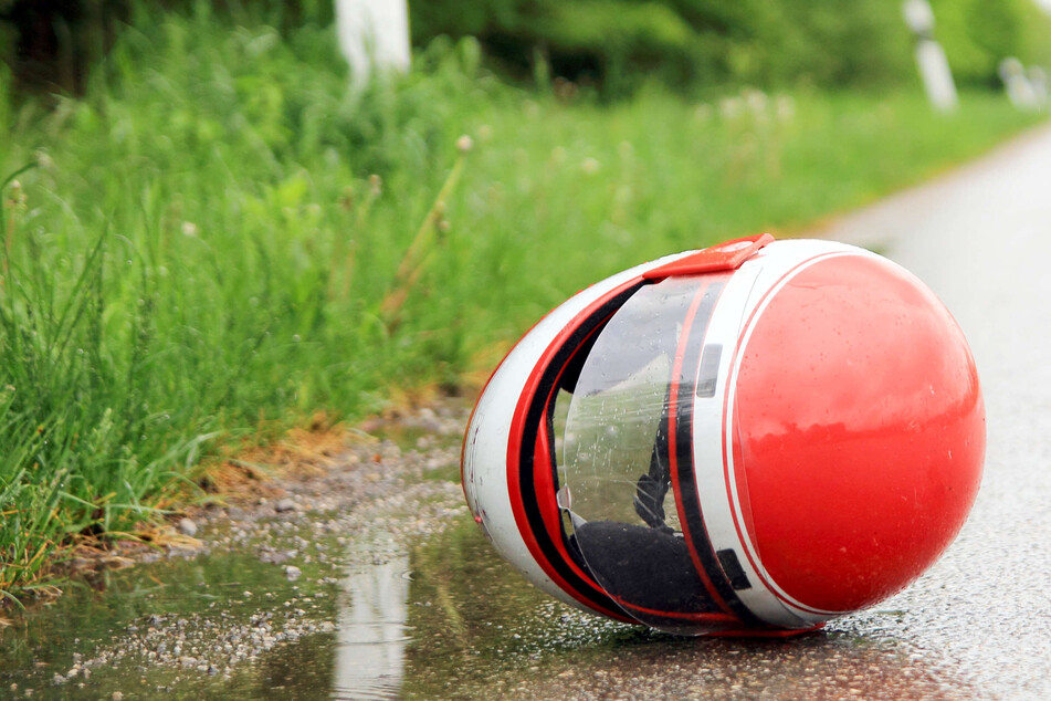 Motorradfahrer rutscht beim Überholen von Fahrbahn und stirbt