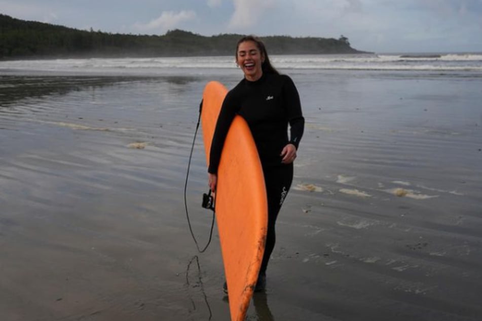 Vor wenigen Tagen verletzte sich die Zweifach-Mama im Kanada-Urlaub beim Surfen an der Wade.