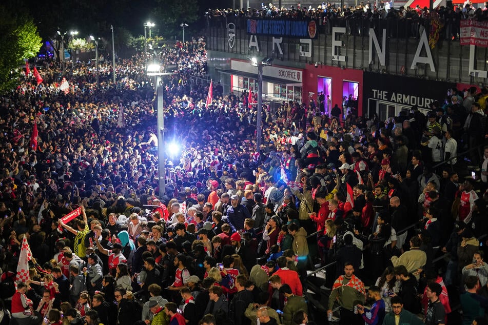 Am Emirates Stadium des FC Arsenal versammelten sich am Dienstagabend Tausende Gunners-Fans für eine Meisterfeier. Das wollten Fans in Botswana wohl auch - und griffen dabei auf ein Täuschungsmanöver zurück.